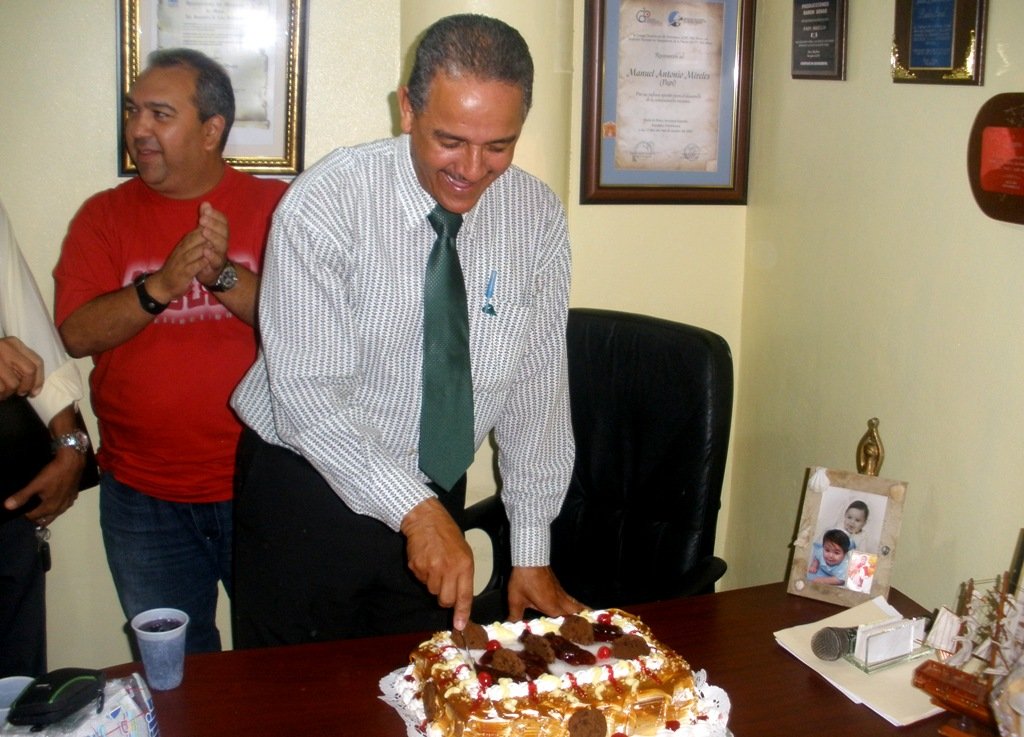 Moy Genao parte el bizcocho de su 7mo aniversario de su programa de deportes